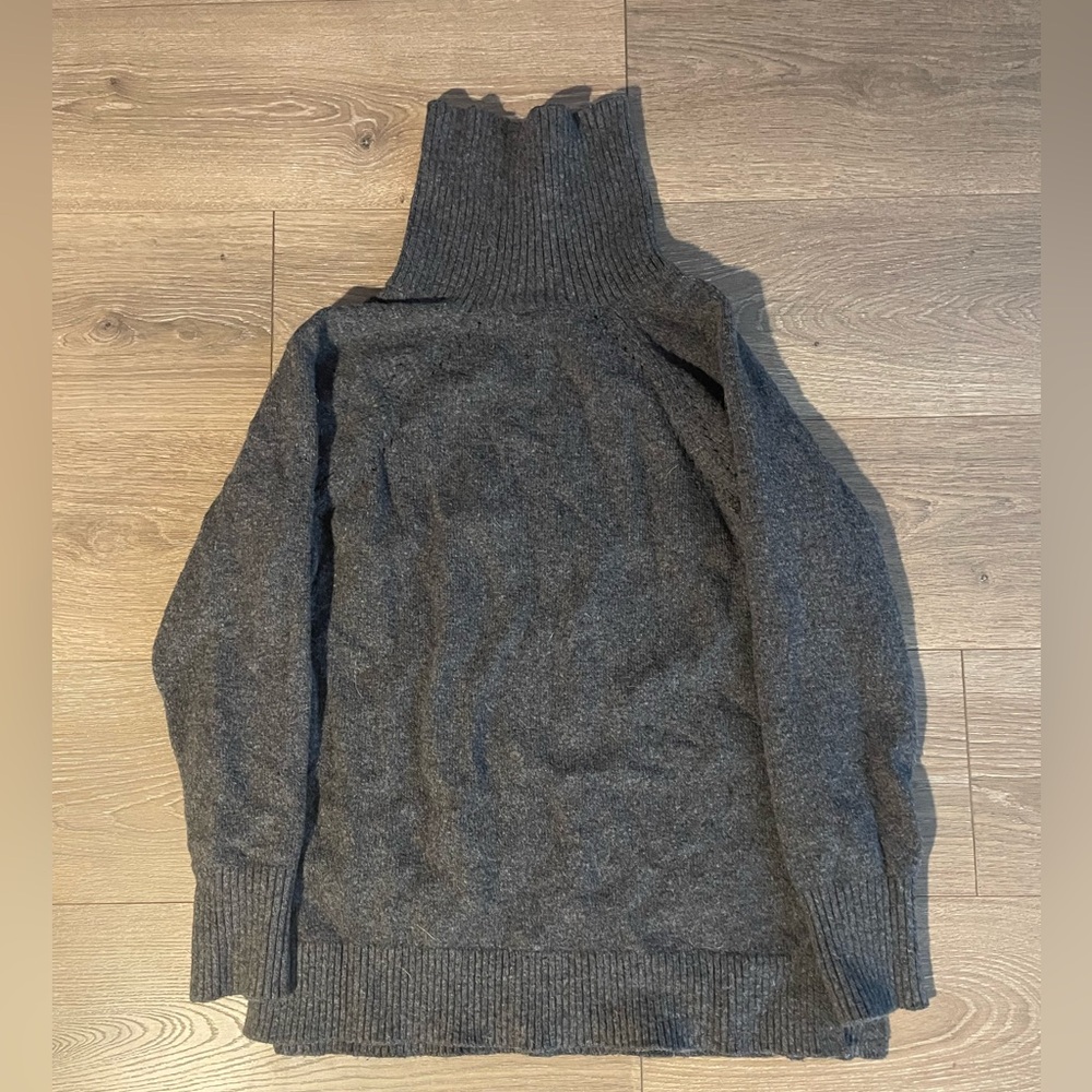 GAP CHARCOAL SWEATER SUUUPER COMFY / WARM